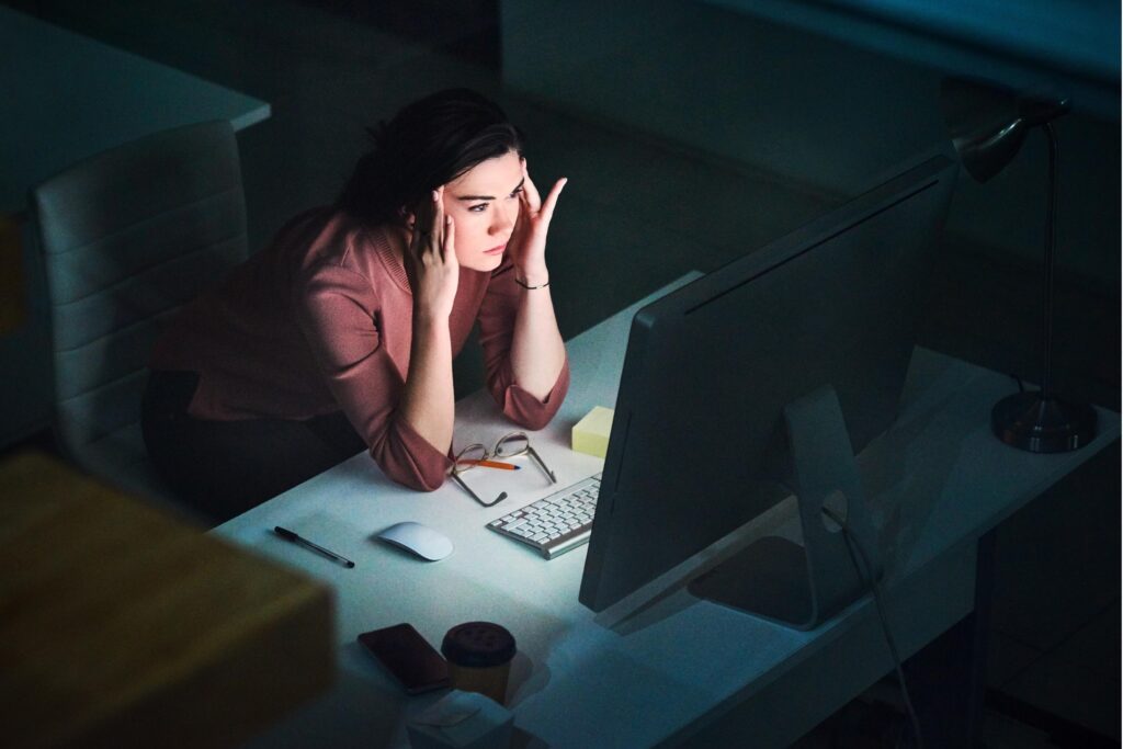 Fracture numérique : femme découragée devant son ordinateur