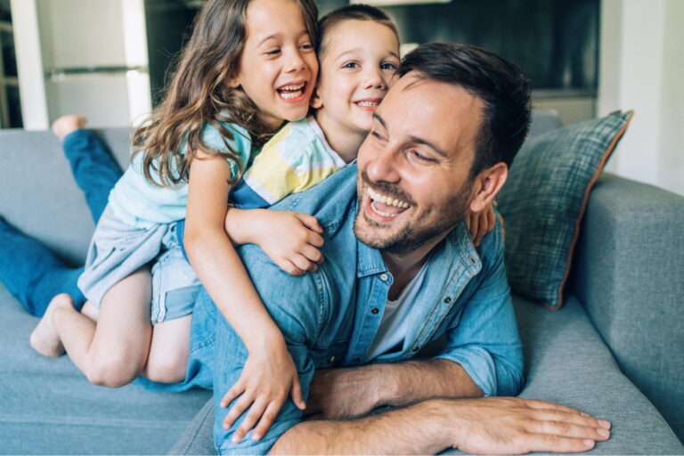 Parentalité positive - père riant avec ses 2 enfants